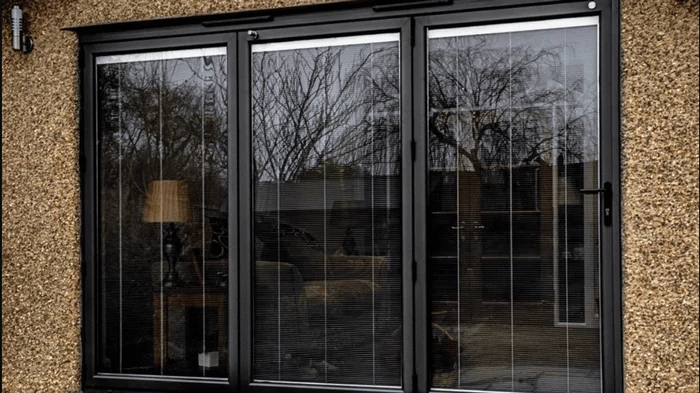 Dette produkt skal gnides én gang på vinduerne: de vil ikke “svede” og “græde” længere.