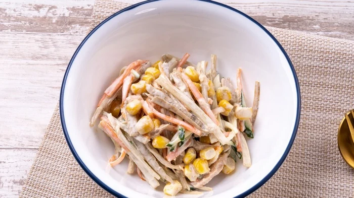 Salatopskrift med kylling, koreanske gulerødder, majs og svampe