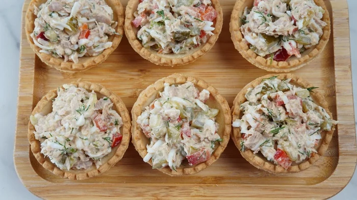 Tunsalat i tarteletter: en opskrift på en smuk forret